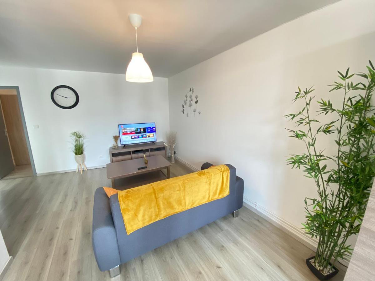 Joli Appartement Avec Parking Gratuit Sur Place Givet Eksteriør bilde